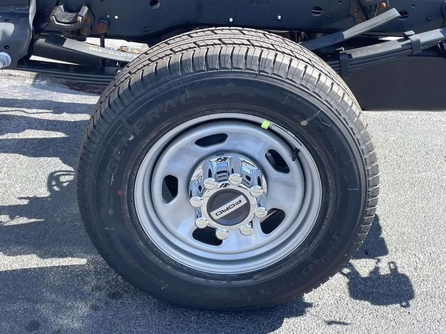 2026 Oxford White Ford Super Duty F-350 SRW XL 4X4 Chassis