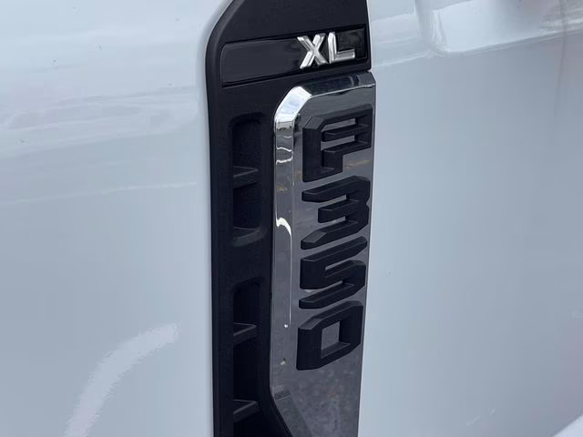 2026 Oxford White Ford Super Duty F-350 SRW XL 4X4 Chassis
