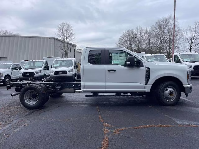 2026 Oxford White Ford Super Duty F-350 DRW XL RWD Chassis