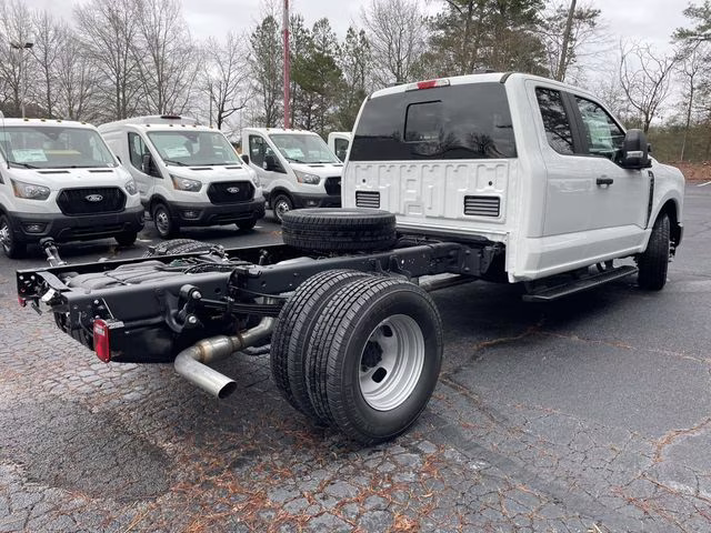 2026 Oxford White Ford Super Duty F-350 DRW XL RWD Chassis