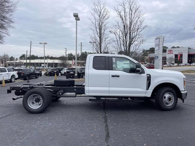 2026 Oxford White Ford Super Duty F-350 DRW XL RWD Chassis