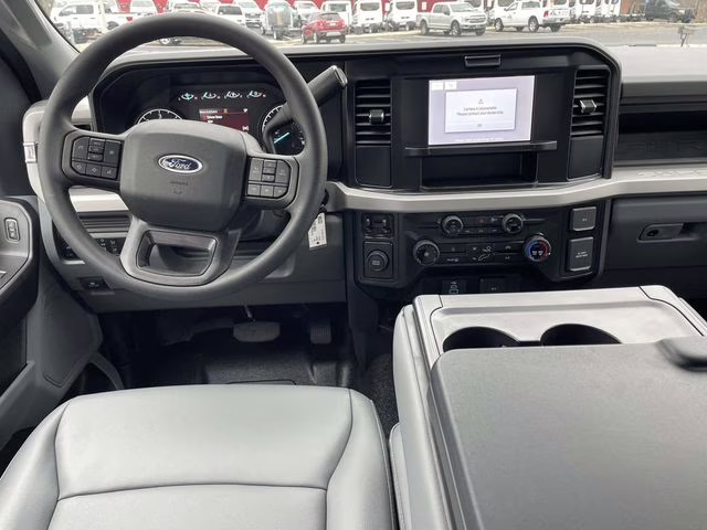 2026 Oxford White Ford Super Duty F-350 DRW XL RWD Chassis