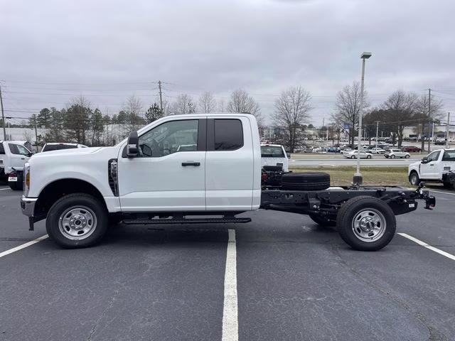 2026 Oxford White Ford Super Duty F-350 DRW XL 4X4 Chassis