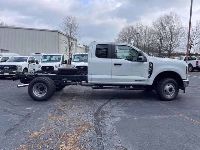2026 Oxford White Ford Super Duty F-350 DRW XL 4X4 Chassis