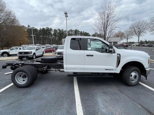 2026 Oxford White Ford Super Duty F-350 DRW XL 4X4 Chassis