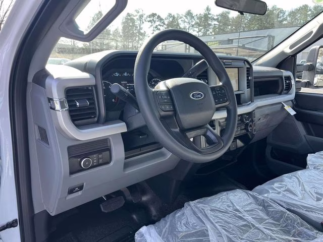 2026 Oxford White Ford Super Duty F-550 DRW XL RWD Chassis