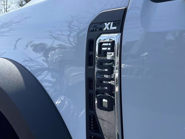 2026 Oxford White Ford Super Duty F-550 DRW XL RWD Chassis