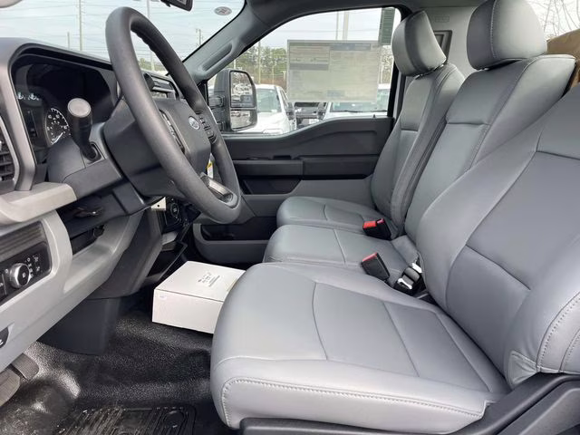 2026 Oxford White Ford Super Duty F-550 DRW XL RWD Chassis