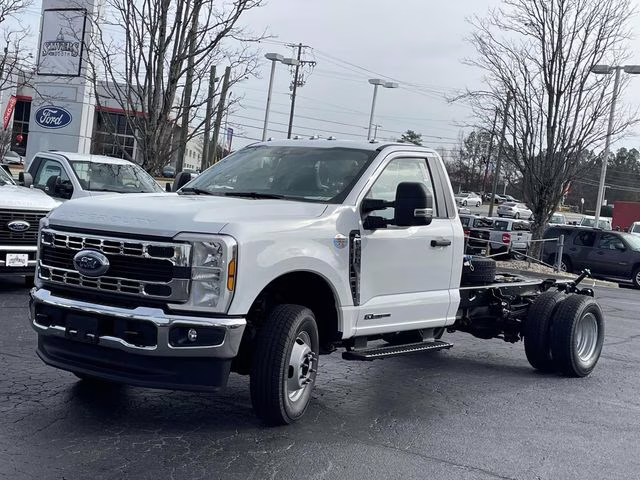 2026 Oxford White Ford Super Duty F-550 DRW XL RWD Chassis