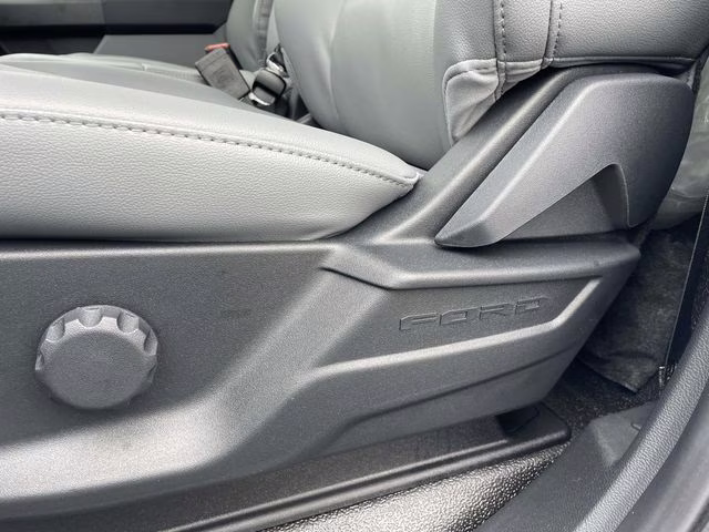 2026 Oxford White Ford Super Duty F-350 SRW XL RWD Chassis