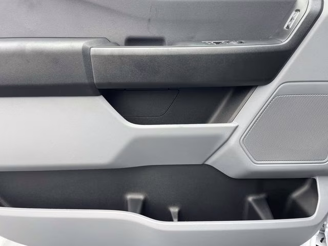 2026 Oxford White Ford Super Duty F-350 SRW XL RWD Chassis