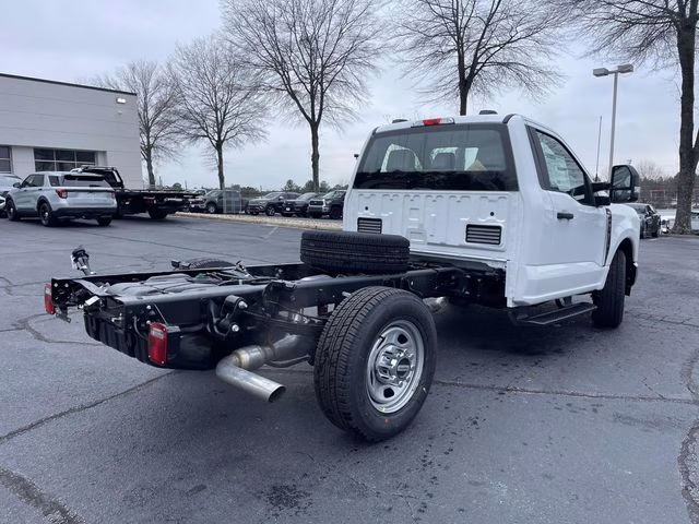 2026 Oxford White Ford Super Duty F-350 SRW XL RWD Chassis