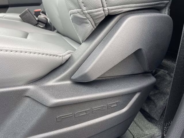 2026 Oxford White Ford Super Duty F-350 SRW XL RWD Chassis