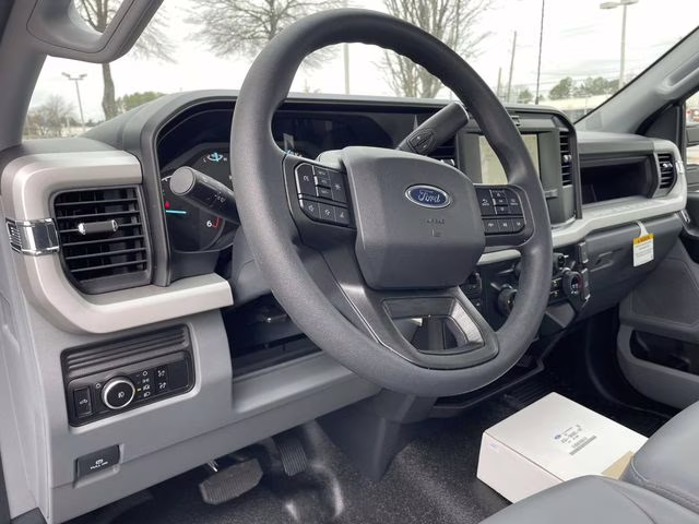 2026 Oxford White Ford Super Duty F-350 SRW XL RWD Chassis