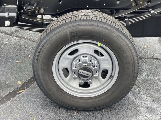 2026 Oxford White Ford Super Duty F-350 SRW XL RWD Chassis