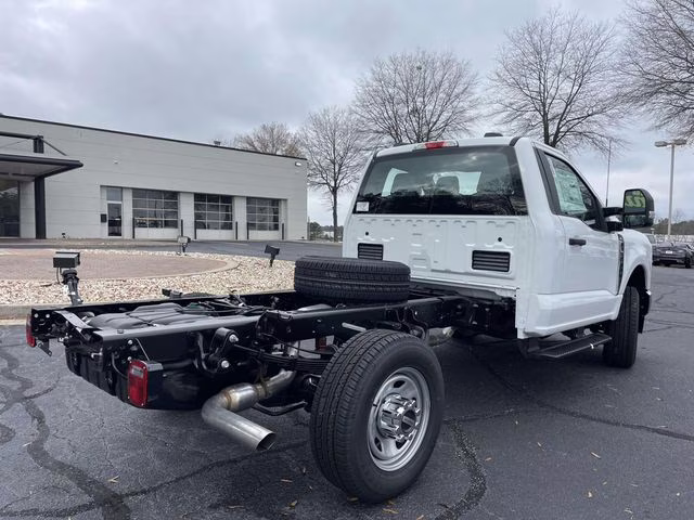 2026 Oxford White Ford Super Duty F-350 SRW XL RWD Chassis