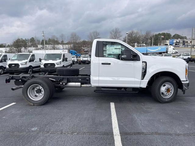2026 Oxford White Ford Super Duty F-350 DRW XL RWD Chassis