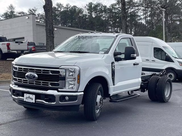 2026 Oxford White Ford Super Duty F-350 DRW XL RWD Chassis
