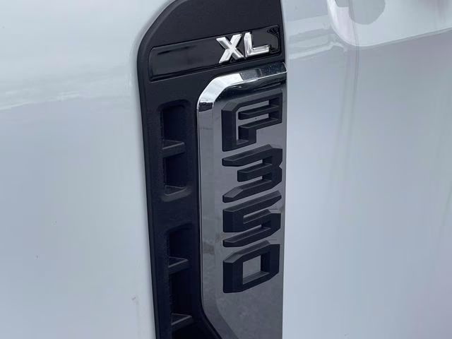 2026 Oxford White Ford Super Duty F-350 DRW XL RWD Chassis