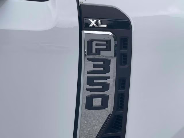 2025 Oxford White Ford Super Duty F-350 DRW XL RWD Chassis