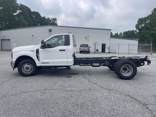 2025 Oxford White Ford Super Duty F-350 DRW XL RWD Chassis