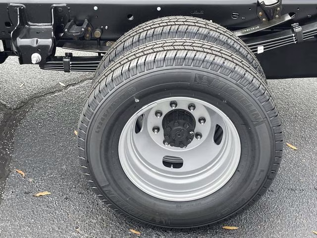 2026 Oxford White Ford Super Duty F-350 DRW XL RWD Chassis