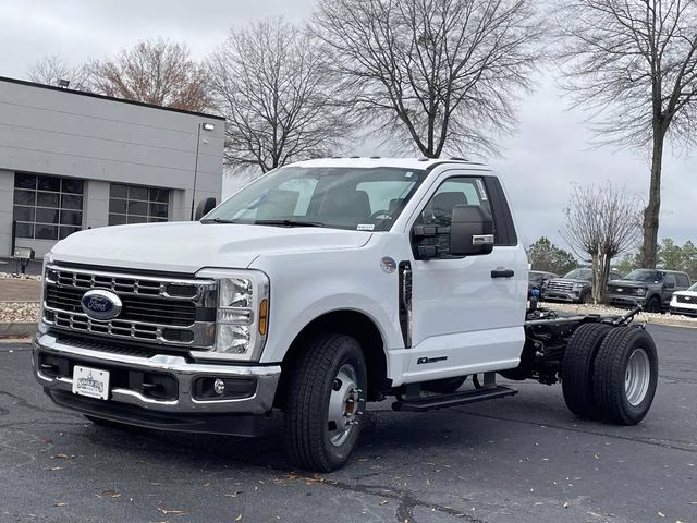 2026 Oxford White Ford Super Duty F-350 DRW XL RWD Chassis
