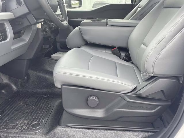 2025 Oxford White Ford Super Duty F-350 DRW XL RWD Chassis