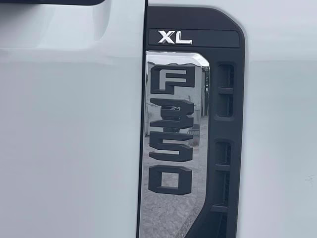 2025 Oxford White Ford Super Duty F-350 DRW XL RWD Chassis