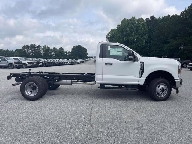 2025 Oxford White Ford Super Duty F-350 DRW XL RWD Chassis
