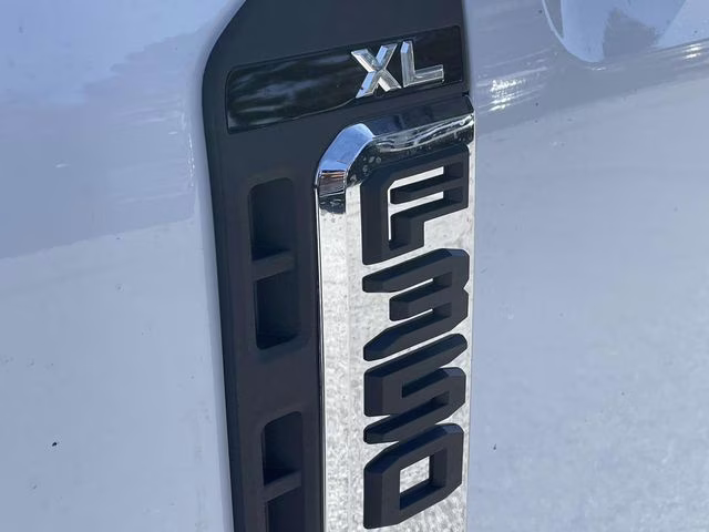 2026 Oxford White Ford Super Duty F-350 DRW XL 4X4 Chassis