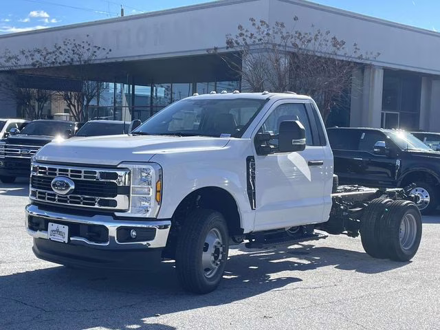 2026 Oxford White Ford Super Duty F-350 DRW XL 4X4 Chassis