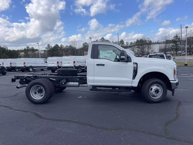 2026 Oxford White Ford Super Duty F-350 DRW XL 4X4 Chassis