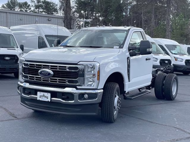 2026 Oxford White Ford Super Duty F-350 DRW XL 4X4 Chassis
