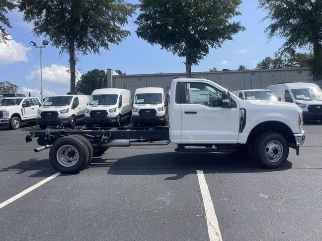 2025 Oxford White Ford Super Duty F-350 DRW XL 4X4 Chassis