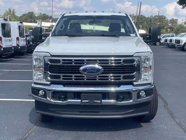 2025 Oxford White Ford Super Duty F-350 DRW XL 4X4 Chassis