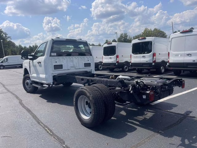 2025 Oxford White Ford Super Duty F-350 DRW XL 4X4 Chassis