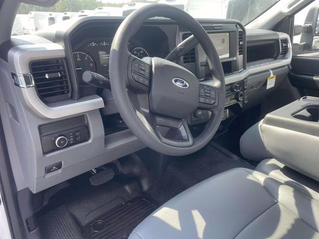 2025 Oxford White Ford Super Duty F-350 DRW XL 4X4 Chassis