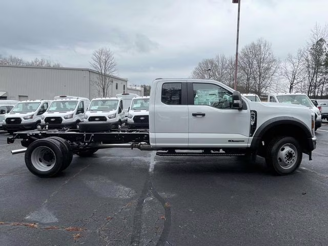 2026 Oxford White Ford Super Duty F-550 DRW XL 4X4 Chassis
