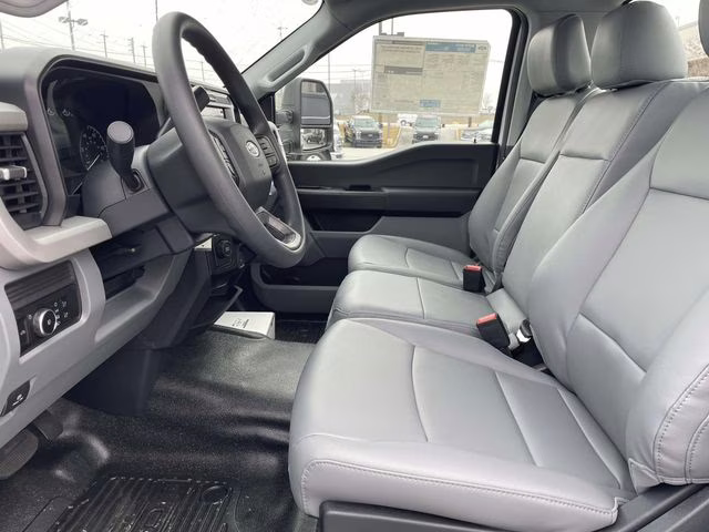 2026 Oxford White Ford Super Duty F-450 DRW XL RWD Chassis