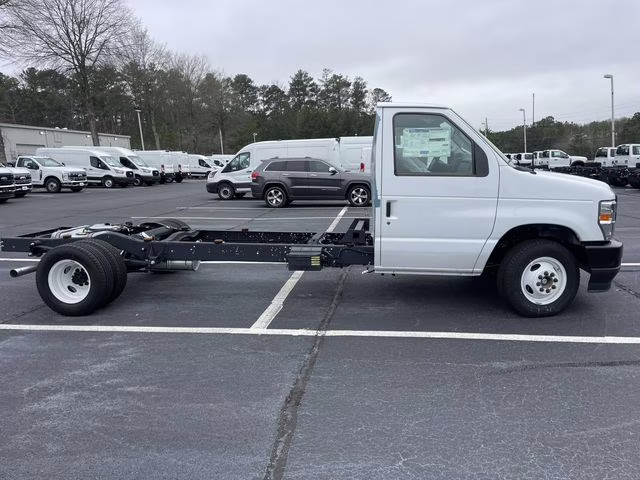 2026 Oxford White Ford E-350SD Base RWD Truck