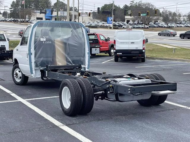 2026 Oxford White Ford E-350SD Base RWD Truck