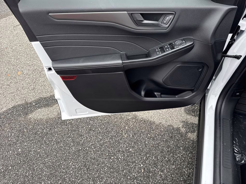 2026 Oxford White Ford Escape Active FWD SUV