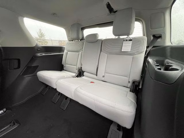 2025 White Metallic Ford Expedition Platinum 4X4 SUV