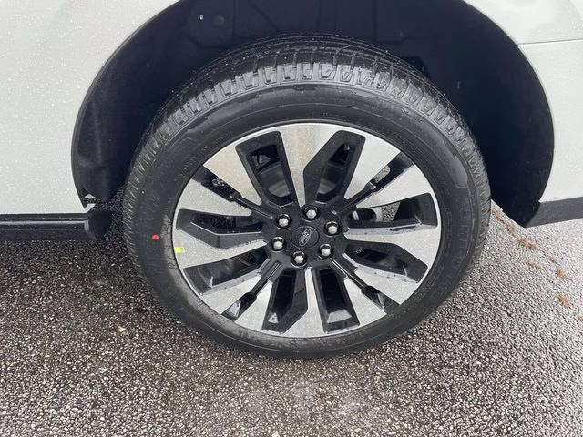 2025 White Metallic Ford Expedition Platinum 4X4 SUV