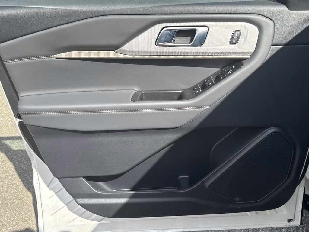 2026 Star White Metallic Tri-Coat Ford Explorer Active RWD SUV