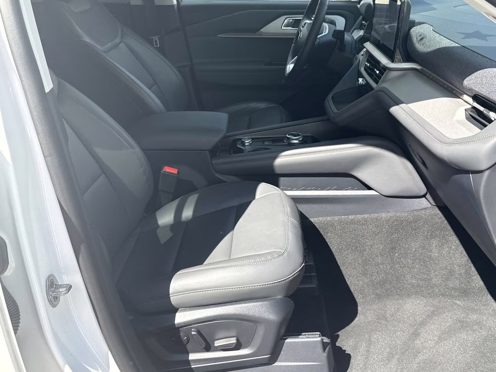 2026 Star White Metallic Tri-Coat Ford Explorer Active RWD SUV