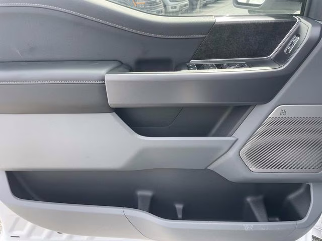 2025 Oxford White Ford F-150 Lightning Flash AWD Truck