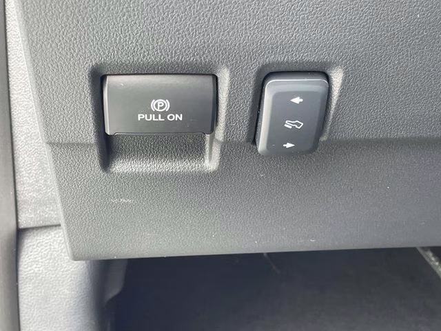 2025 Oxford White Ford Super Duty F-250 SRW Lariat 4X4 Truck