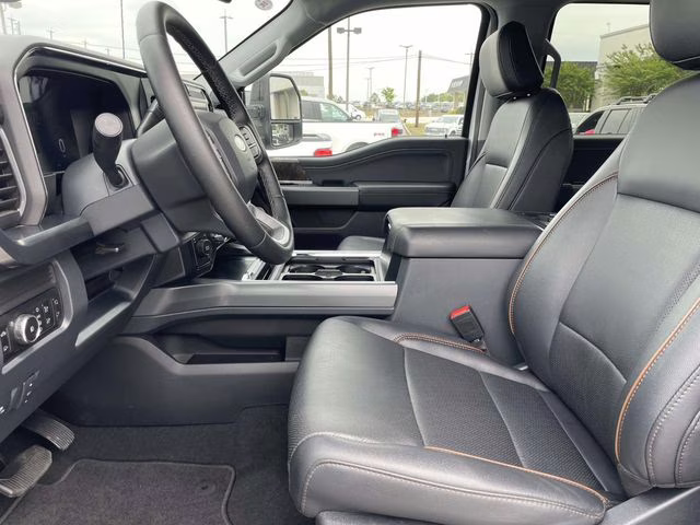 2025 Oxford White Ford Super Duty F-250 SRW Lariat 4X4 Truck